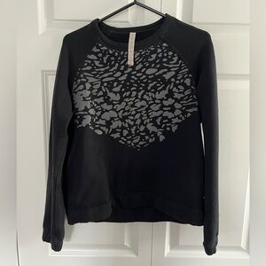 lululemon Women's Pullover Crew‎ Neck Sweater Size 8 Grey on Black Animal Print